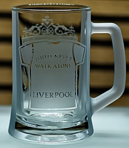 Пивной бокал 660 мл Liverpool с гравировкой подарок для фана ФК Ливерпуль футбольная кружка с футболкой | Зображення 3