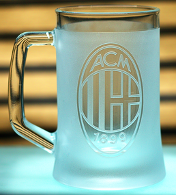 Пивной бокал 670 мл ФК Милан AC Milan с гравировкой подарок для фаната футбольная кружка