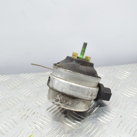 Подушка двигуна ліва 3.2 FSI Audi A4 B7 2004-2008 Лапа опора мотора ліва Ауді а4 б7 8E0199379T