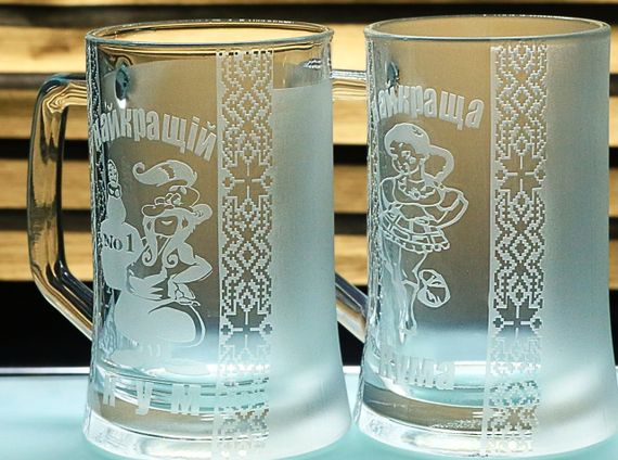 Набір пивних келихів 670 мл Кум та Кума з гравіюванням  Скляні кружки в українському стилі подарунок кумів | Зображення 2