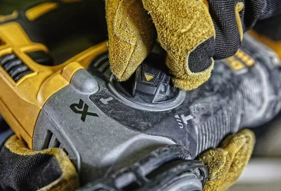 Перфоратор акумуляторний DeWALT SDS-Plus без АКБ та ЗП DCH274N | Зображення 1