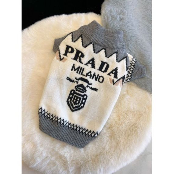 Брендовый свитер для собак PRADA с логотипом на спинке, серые края с зигзагами, белый
