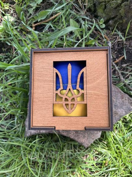 Патріотичний сувенір: Прапор України у преміальній дерев'яній коробці з різьбленим Гербом — подарунок до Дня Перемоги | Зображення 1