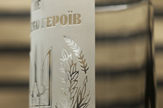 Подарочный бокал для пива  570 мл с гравировкой Не забудемо героїв! | Зображення 7