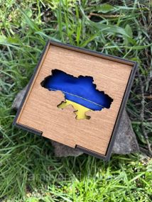 Патріотичний сувенірний набір: Прапор України 140х90 см у дерев'яній подарунковій скриньці з вирізом карти