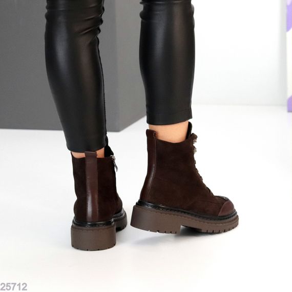 Шоколадні зимові замшеві черевики берці з дизайнерською нашивкою | Зображення 1