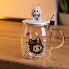 Новогодняя большая стеклянная чашка "Лабуба" с крышкой и ложкой 600 мл, Праздничная кружка чашка для детей на подарок Серый FM-56A