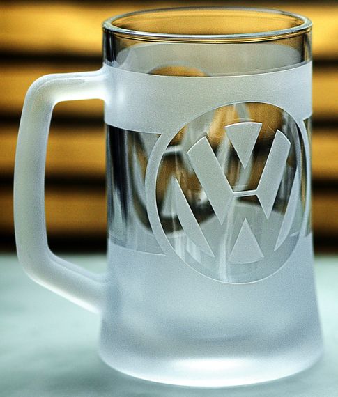 Пивний кухоль Volkswagen Фольксваген 670 мл з гравіюванням Подарунок автолюбителю  Келих з логотипом авто та легендарний слоган | Зображення 1