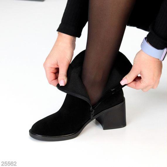 Классические лаконичные черные замшевые ботильоны на среднем каблуке | Зображення 5