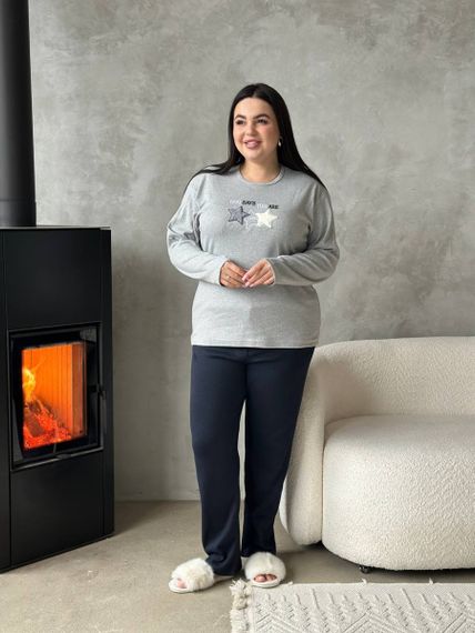 Зручна сіра піжамка PLUS SIZE із зірочками та чорними штанами з мікрофлісу | Зображення 2