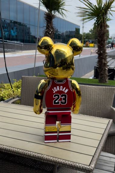 Фигурка  Bearbrick NBA Chicago Bulls Gold / Chrome дизайнерська статуетка ведмідь Беарбрік 70 см mb041 золотистий | Зображення 4