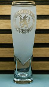 Подарунковий крафтовий келих для пива соку води 440 мл з гравіюванням лого футбольного клубу ФК Челсі матовий