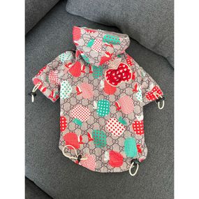 Брендовая зимняя куртка для собак GUCCI с капюшоном, на змейке,яблоки на рисунке, с затяжками по краям, коричневая