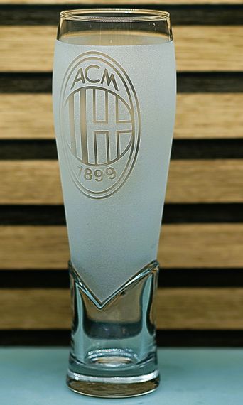 Пивний келих крафтовий 440 мл ФК Мілан AC Milan з гравіюванням подарунок для фаната футбольна кружка | Зображення 2