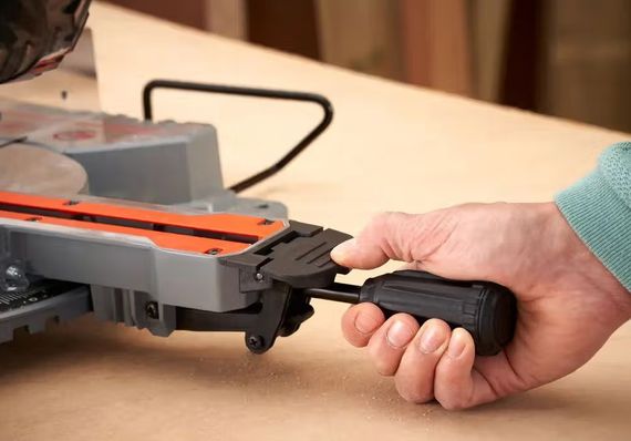 Пила торцювальна мережева Black&Decker BES702 | Зображення 2