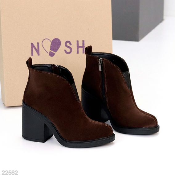 Дизайнерські замшеві ботильйони колір гіркий Шоколад на середньому стійкому підборі | Зображення 3