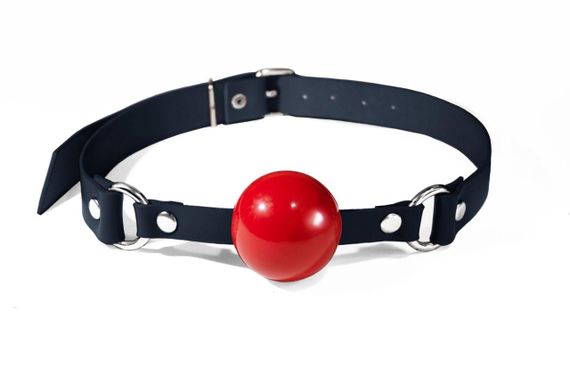 Кляп силиконовый Feral Feelings Silicon Ball Gag Black/Red, черный ремень, красный шарик Sex Aura