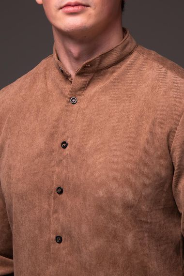 Чоловіча вельветова сорочка з коміром стійка та довгим рукавом на ґудзиках колір коричневий, розмір S RA2334 | Зображення 1