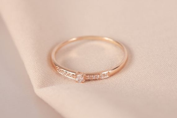 Золотое женское кольцо с фианитами 15 | Зображення 5