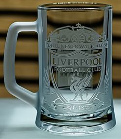Пивний келих 660 мл Liverpool з гравіюванням подарунок для фана ФК Ліверпуль футбольний кухоль з футболкою