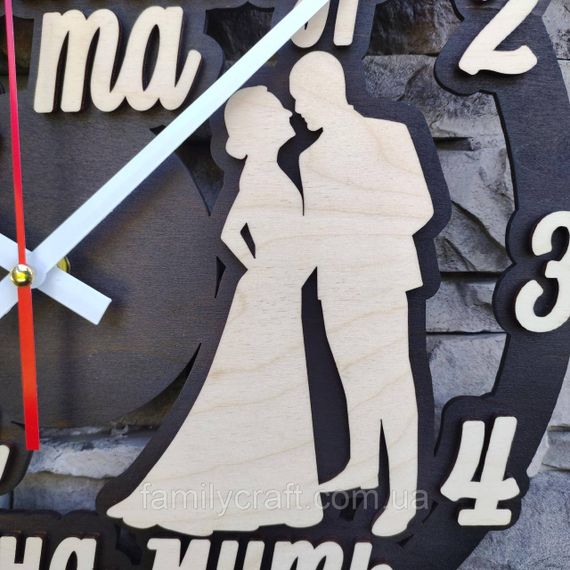 Именные часы на годовщину свадьбы, подарок для пары, деревянный декор, бесшумные, 35 см | Зображення 1