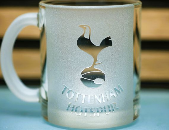 Подарочная стеклянная чашка для чая и кофе 320 мл с гравировкой лого футбольного клуба ФК Тоттенхэм  глянец