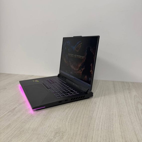 Игровой ноутбук Asus ROG Strix G16 G614PP / 16" (1920x1200) IPS / AMD Ryzen 9 7945HX (16 (32) ядра по 2.5 - 5.4 GHz) / 16 GB DDR5 / 512 GB SSD M.2 / nVidia GeForce RTX 5070, 8 GB GDDR7, 128-bit / WebCam б/у | Зображення 5