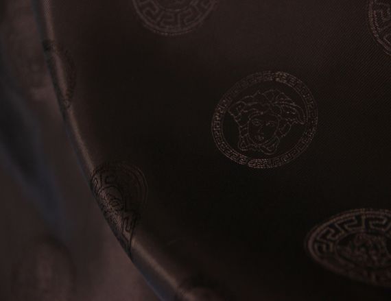 Підкладкова тканина Versace італійська віскозна чорна з надписом бренду твілового переплетіння MI 111 | Зображення 3