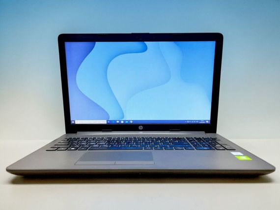 Ультрабук HP 250 G7 / 15.6" (1920x1080) TN / Intel Core i3-7020U (2 (4) ядра по 2.3 GHz) / 8 GB DDR4 / 256 GB SSD / nVidia GeForce MX110, 2 GB GDDR5, 64-bit / WebCam б/у | Зображення 1
