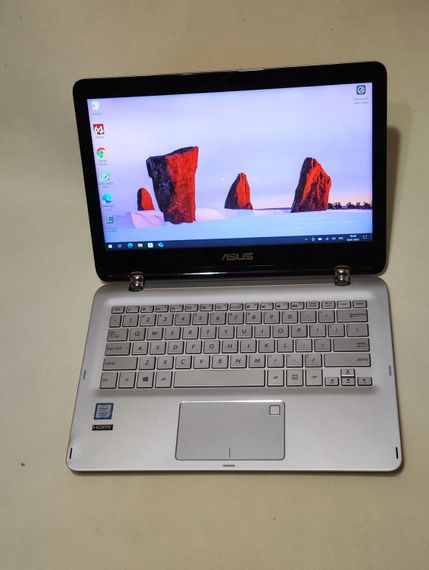 Ноутбук-трансформер Asus Q304UAK 2-in-1 / 13.3" (1920x1080) IPS Touch / Intel Core i5-7200U (2 (4) ядер по 2.5 - 3.1 GHz) / 12 GB DDR4 / 256 GB SSD / Intel HD Graphics 620 / WebCam б/у | Зображення 1