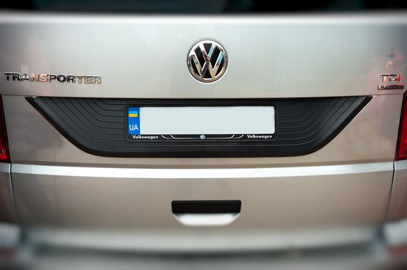 Пластикова накладка на кришку багажника Чорна для Volkswagen T6 2015-2024, рр | Зображення 2