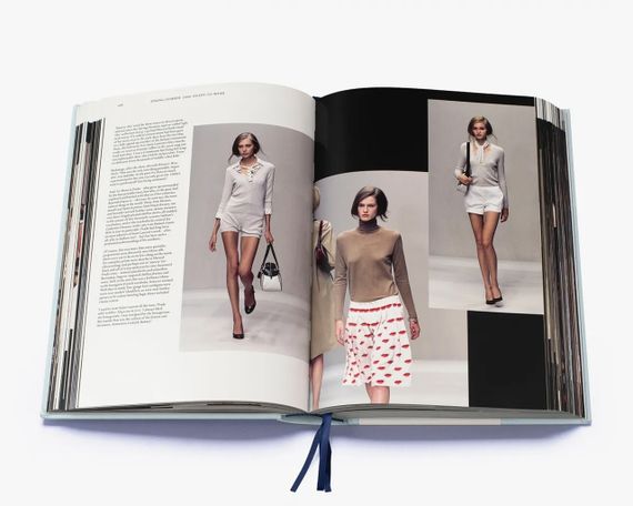 Книга про колекції Прада Prada Catwalk: The Complete Collections. Susannah Frankel історія моди з ілюстраціями | Зображення 4