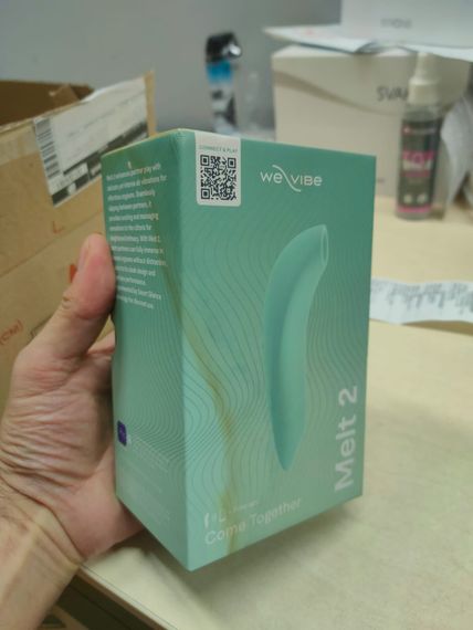 Вакуумний смарт-стимулятор для пар We-Vibe Melt 2 Sage (розводи на пакованні) | Зображення 1