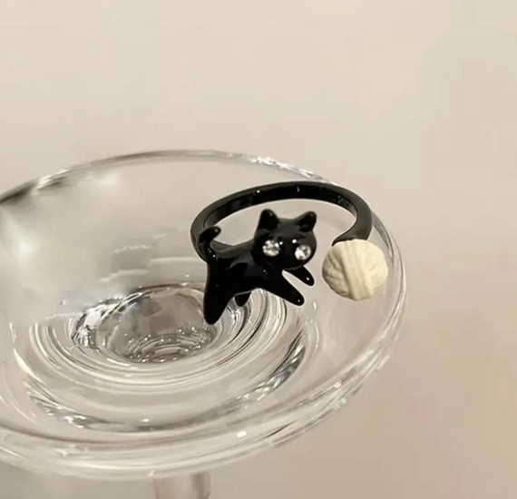 Стильна каблучка котик з клубочком, колечко з котиком, каблучка кіт, чорне кільце, каблучка з котиком з м'ячиком | Зображення 1