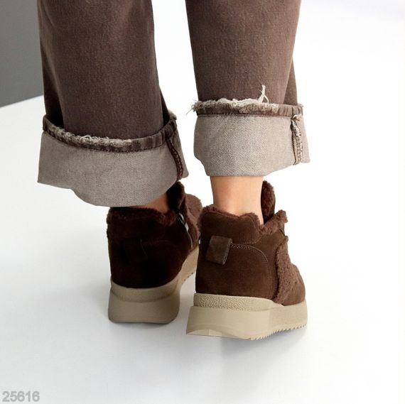 Спортивные замшевые Шоколадные ботинки с мехом на бежевой подошве | Зображення 4