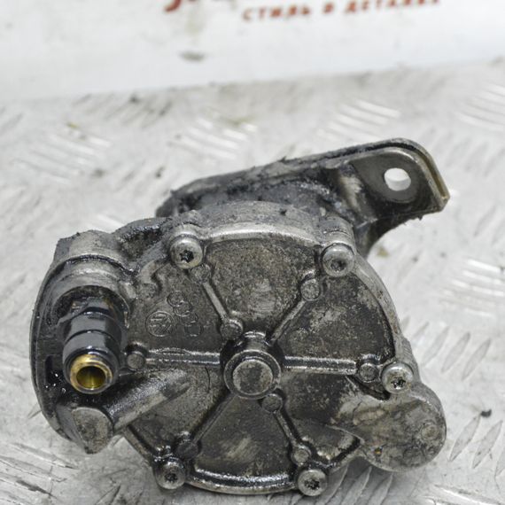 Вакуумний насос 2.5 TDI Volkswagen Transporter T4 1990-2003 Насос вакуумний Фольксваген т4 074145100A