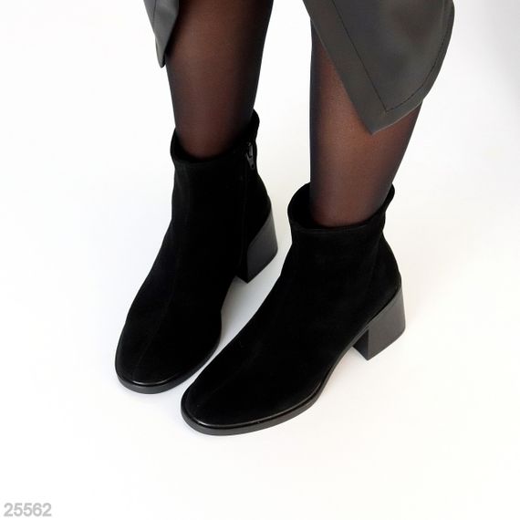 Классические лаконичные черные замшевые ботильоны на среднем каблуке | Зображення 4