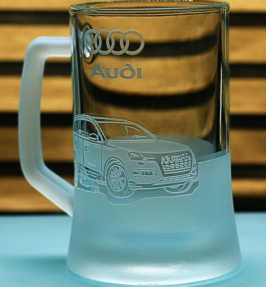 Пивний келих 670 мл з гравіюванням Ауді Q7 Audi подарунок для автолюбителя  кухоль для пива з логотипом авто | Зображення 2