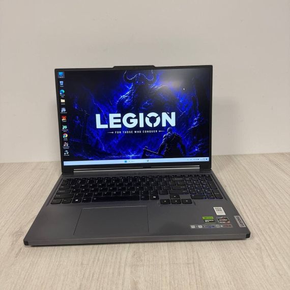 Игровой ноутбук Б-класс Lenovo Legion Slim 5 16ARP9 / 16" (2560x1600) IPS / AMD Ryzen 7 7435HS (8 (16) ядер по 3.1 - 4.5 GHz) / 16 GB DDR5 / 512 GB SSD / nVidia GeForce RTX 4070, 8 GB GDDR6, 128-bit / WebCam б/у | Зображення 1