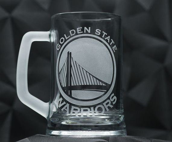 Подарочный бокал для пива 670 мл с гравировкой лого баскетбольного клуба НБА Голден Стейт Ворриорз | Зображення 1
