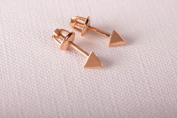 Золотые сережки гвоздики в форме треугольника | Зображення 3