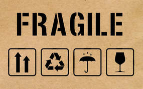 Крафт этикетка с печатью "Fragile" 40x25 мм, 250 шт/рулон, Viskom