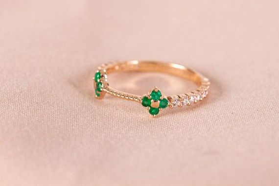 Кольцо из желтого золота с изумрудами и фианитами 20 | Зображення 5