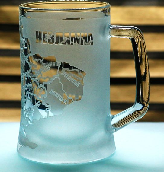 Патріотичний пивний келих 670 мл карта України з гравіюванням  Кухоль Вільна Незламна подарунок для патріота | Зображення 3