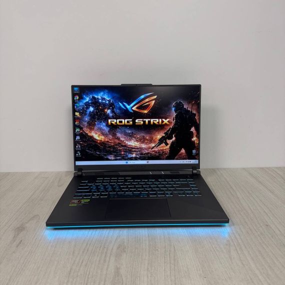 Игровой ноутбук Asus ROG Strix G16 G614PP / 16" (1920x1200) IPS / AMD Ryzen 9 7945HX (16 (32) ядра по 2.5 - 5.4 GHz) / 16 GB DDR5 / 512 GB SSD M.2 / nVidia GeForce RTX 5070, 8 GB GDDR7, 128-bit / WebCam б/у | Зображення 1