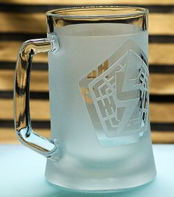 Подарочный бокал для пива с ручкой   670 мл  с гравировкой лого шеврона  5 отдельная штурмовая бригада