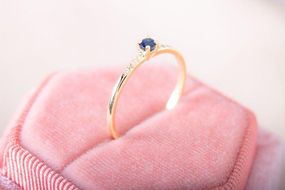 Кольцо из желтого золота с сапфирами и бриллиантами 21.5