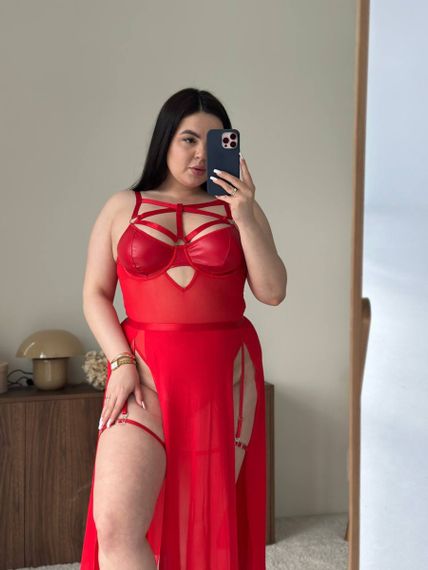 Еротичний боді PLUS SIZE зі спідничкою та шкіряними вставками на грудях червоний | Зображення 1