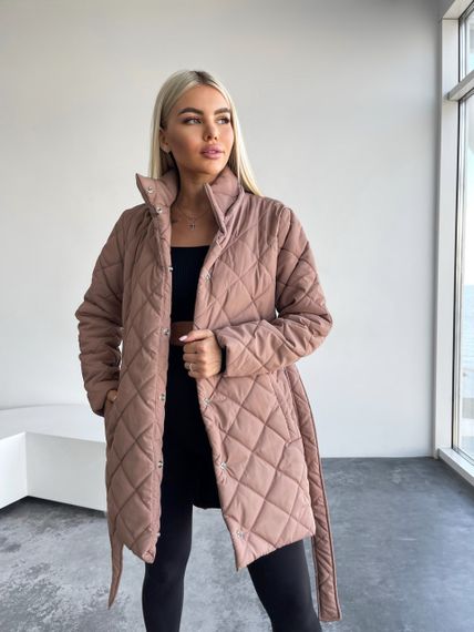 Женская демисезонная удлиненная стеганая куртка с капюшоном NA1040 цвет мокко, размер 38/40 | Зображення 2