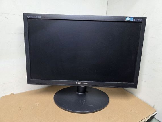 Монітор Б-клас Samsung SyncMaster E1920N / 19" (1366x768) TN / 1x VGA / VESA 75x75 / Кабелі в комплекті б/в | Зображення 1
